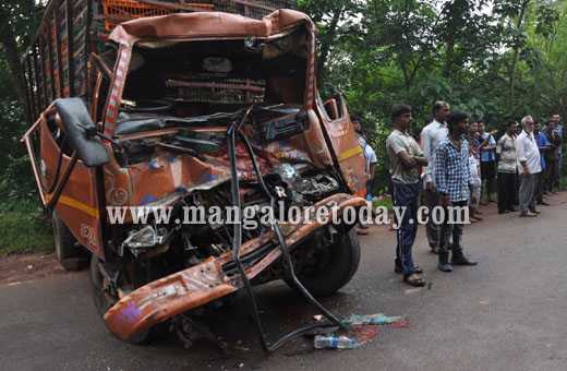 5 injured in bus-lorry collision near Kudupu